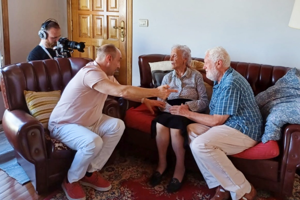 Michel Poulain visitando y entrevistando a personas centenarias por Galicia