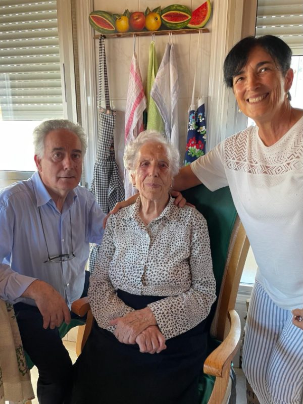 Ana Canelada visitando y entrevistando a personas centenarias por Galicia