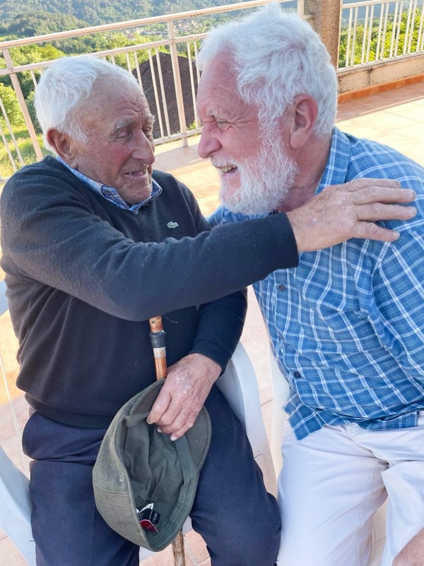 Michel Poulain visitando y entrevistando a una personas centenarias por Galicia