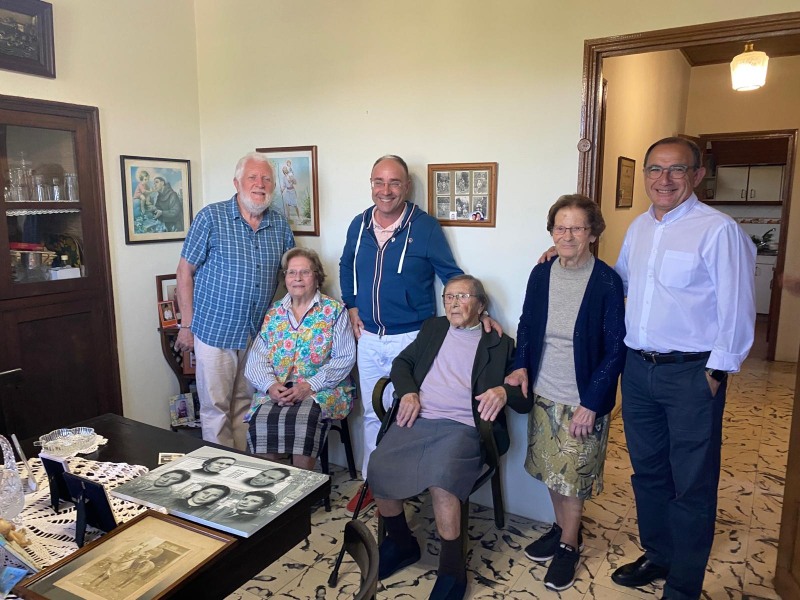 Michel Poulain visitando y entrevistando a unas mujeres centenarias en Galicia