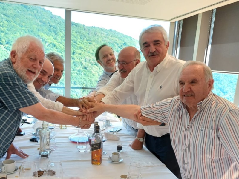 Michel Poulain visitando y comiendo con personas centenarias en Galicia