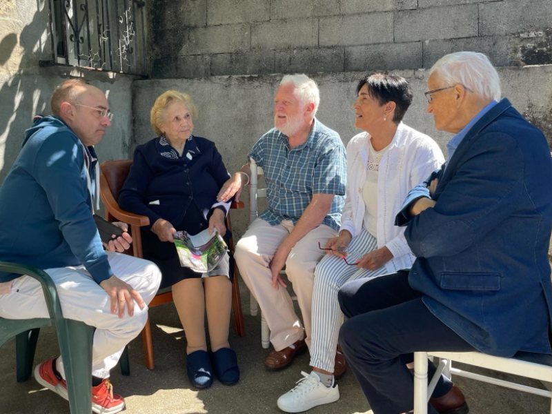 Michel Poulain y Ana Canelada visitando y entrevistando a personas centenarias por Galicia