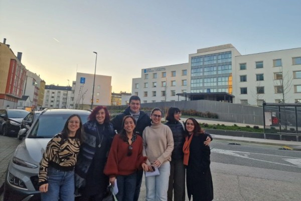Seis médicos residentes de la HULA posando frente al hospital junto con la secretaria de la SGXX, María Dapía