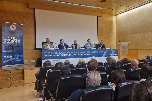 Mesa de expertos durante la celebración del XXXV Congreso de la SGXX en el salón de actos del Centro Cultural Marcos Valcárcel