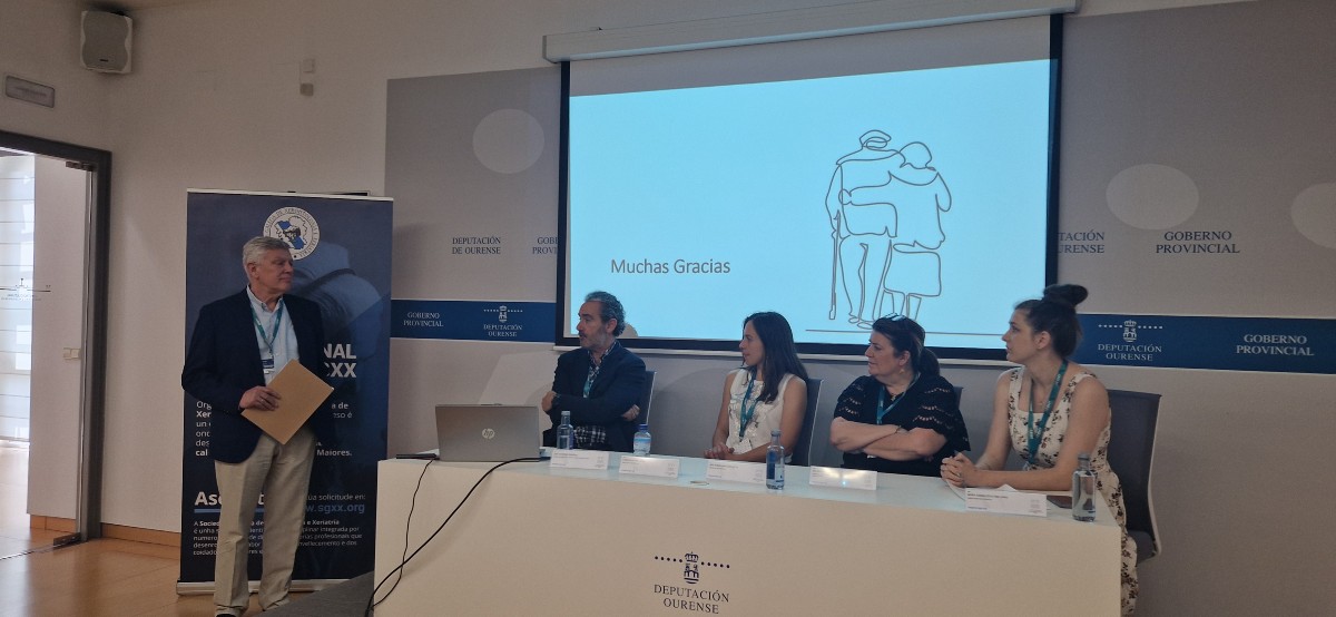 Mesa redonda con cuatro ponentes y un moderador en el 35º Congreso de la SGXX. En pantalla se lee “Muchas gracias” junto a una ilustración de dos personas mayores abrazadas.
