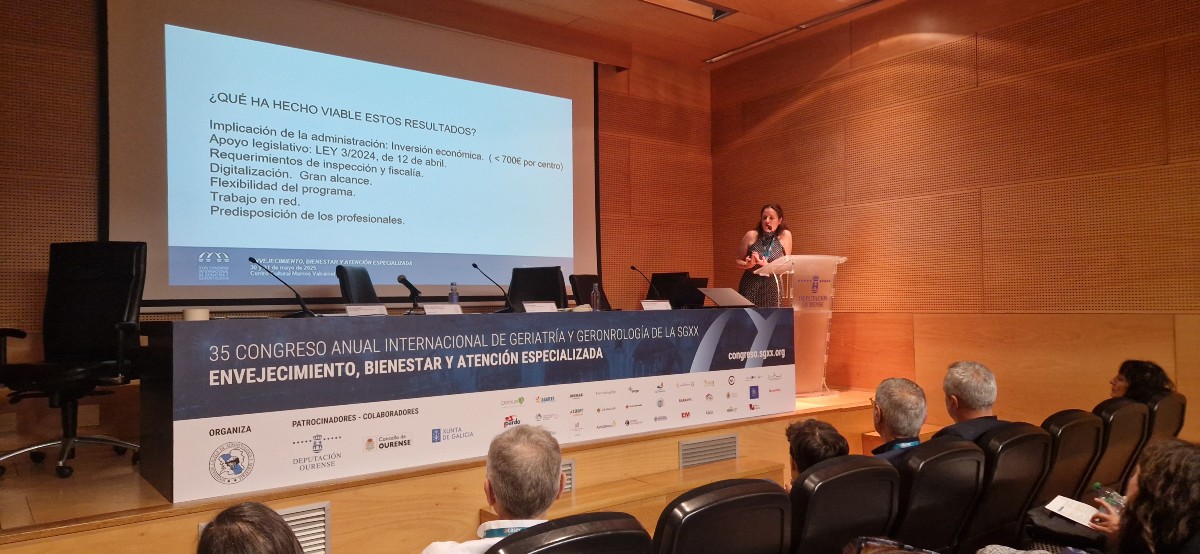 Ponente en el atril durante su presentación en el 35º Congreso de la SGXX, con una diapositiva proyectada que detalla claves de éxito como digitalización, legislación y trabajo en red.