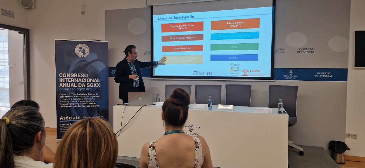 José Gutiérrez Rodríguez durante su ponencia sobre el AGC de Geriatría en Asturias, señalando una diapositiva con líneas de investigación en el 35º Congreso de la SGXX.