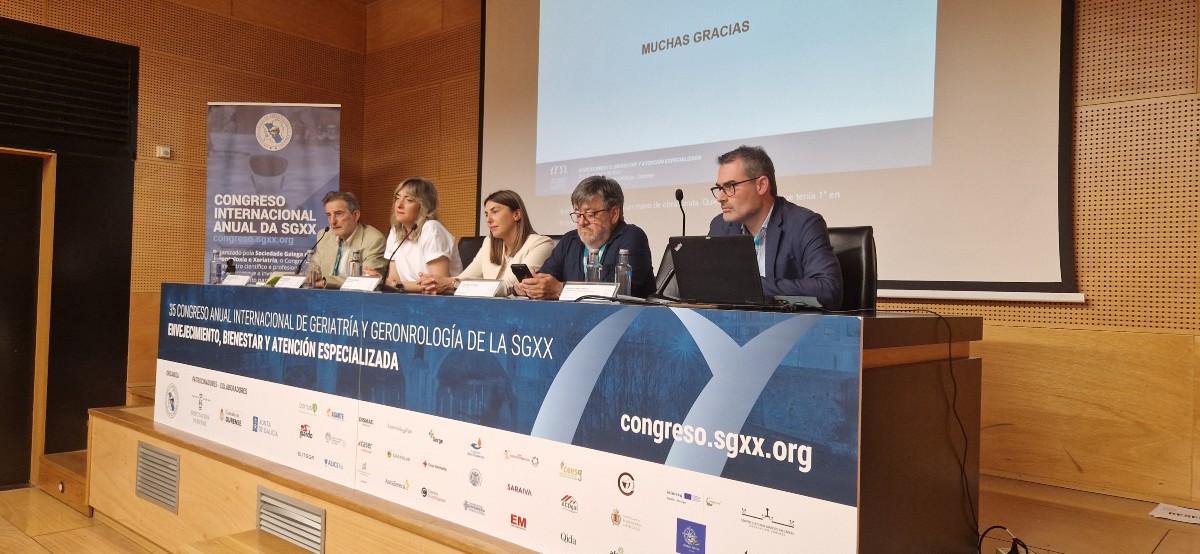 Ponentes de la Mesa Redonda 5 del Congreso SGXX sentados frente al público, con “Muchas gracias” proyectado en pantalla. Participan Emma Lourenço, Lucía Couso, José Pazos, Santiago Álvarez y el moderador Raimundo Mateos.