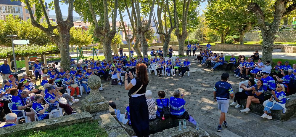 Participantes de las I Olimpiadas de Envejecimiento Saludable escuchan una charla en el parque Eloísa Rivadulla de Chantada