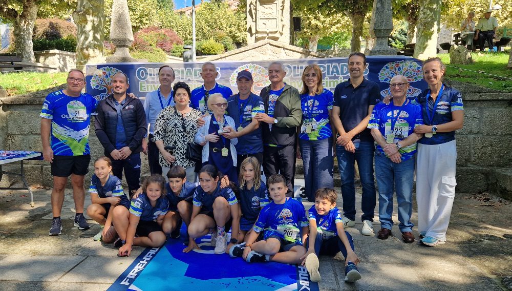 Participantes y organizadores de las I Olimpiadas de Envejecimiento Saludable junto a la madrina, Esperanza Cortiñas, en el parque Eloísa Rivadulla de Chantada