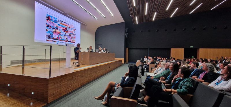 Asistentes siguen una ponencia en el salón de actos del Hospital Álvaro Cunqueiro durante las jornadas