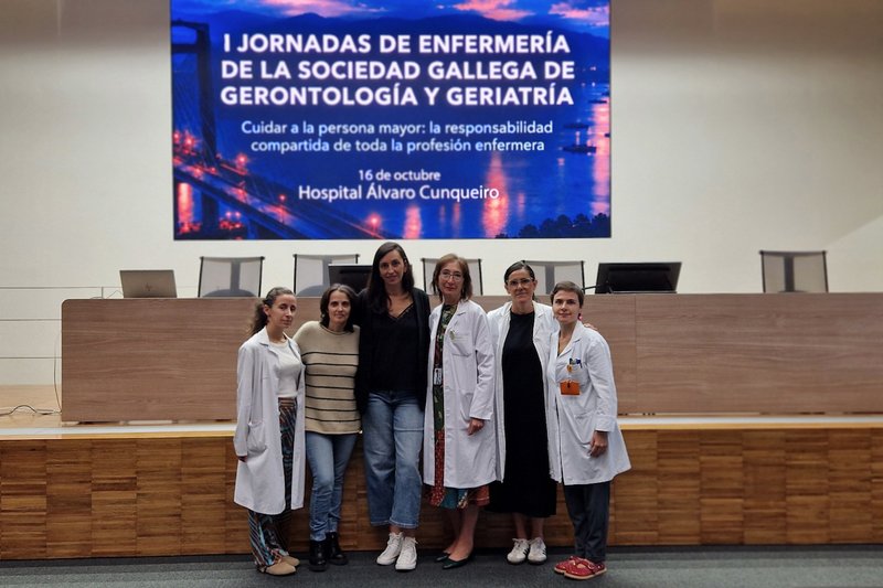Seis profesionales posan ante el cartel de las I Jornadas de Enfermería de la Sociedad Gallega de Gerontología y Geriatría en el Hospital Álvaro Cunqueiro