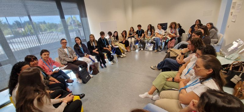 Participantes sentados en círculo durante una de las actividades en grupo de las jornadas